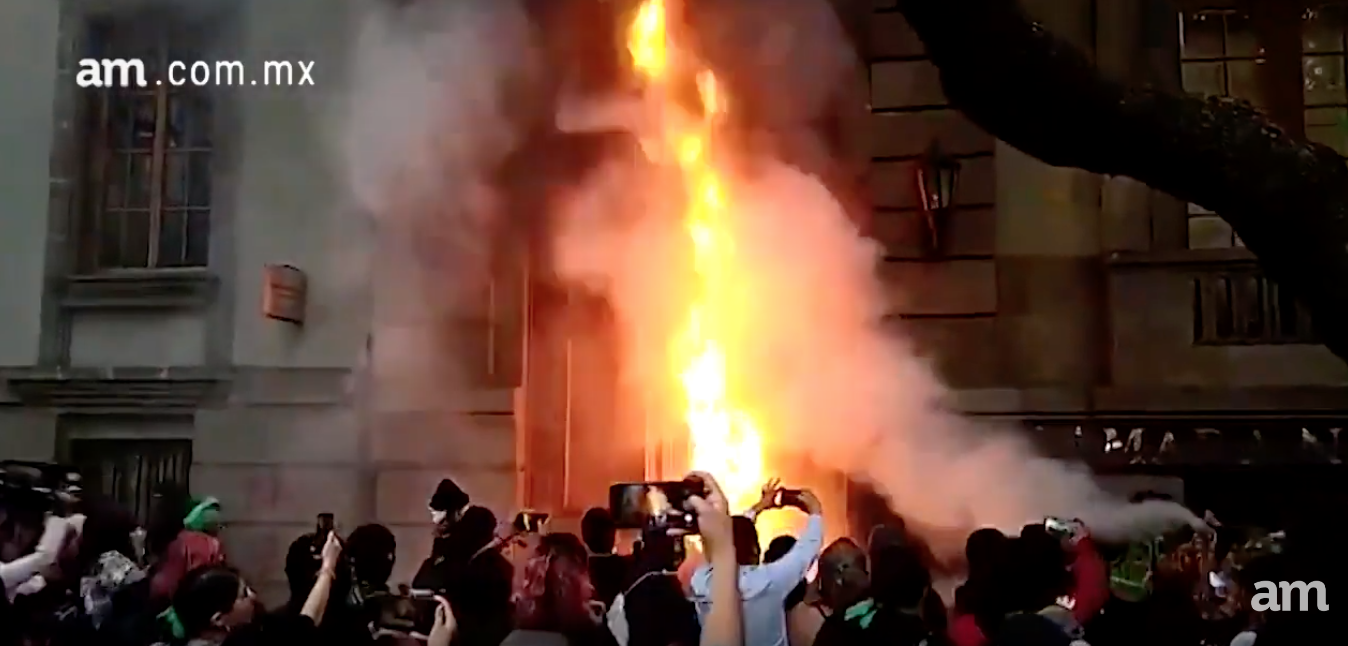 Sono pro aborto, ma poi tentano di bruciare una Cattedrale 1